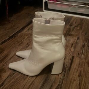 Steve Madden size 7 women's white boots - never worn